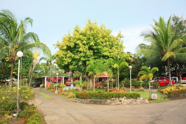 Naomi's Botanical Garden and Tourist Inn