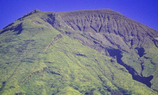 THE CRACKED SLOPES OF KANLAON THE CRACKED SLOPES OF KANLAON